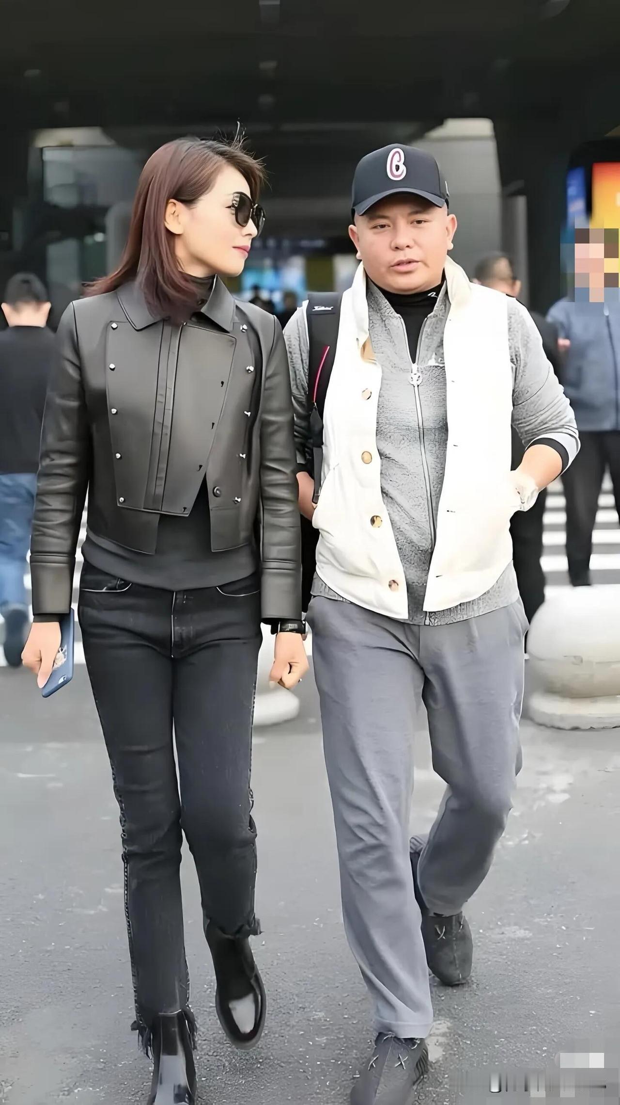 这对明星夫妻太低调了，都不怎么化妆就出门了，刘涛好苗条，40几岁了依旧美艳大气，
