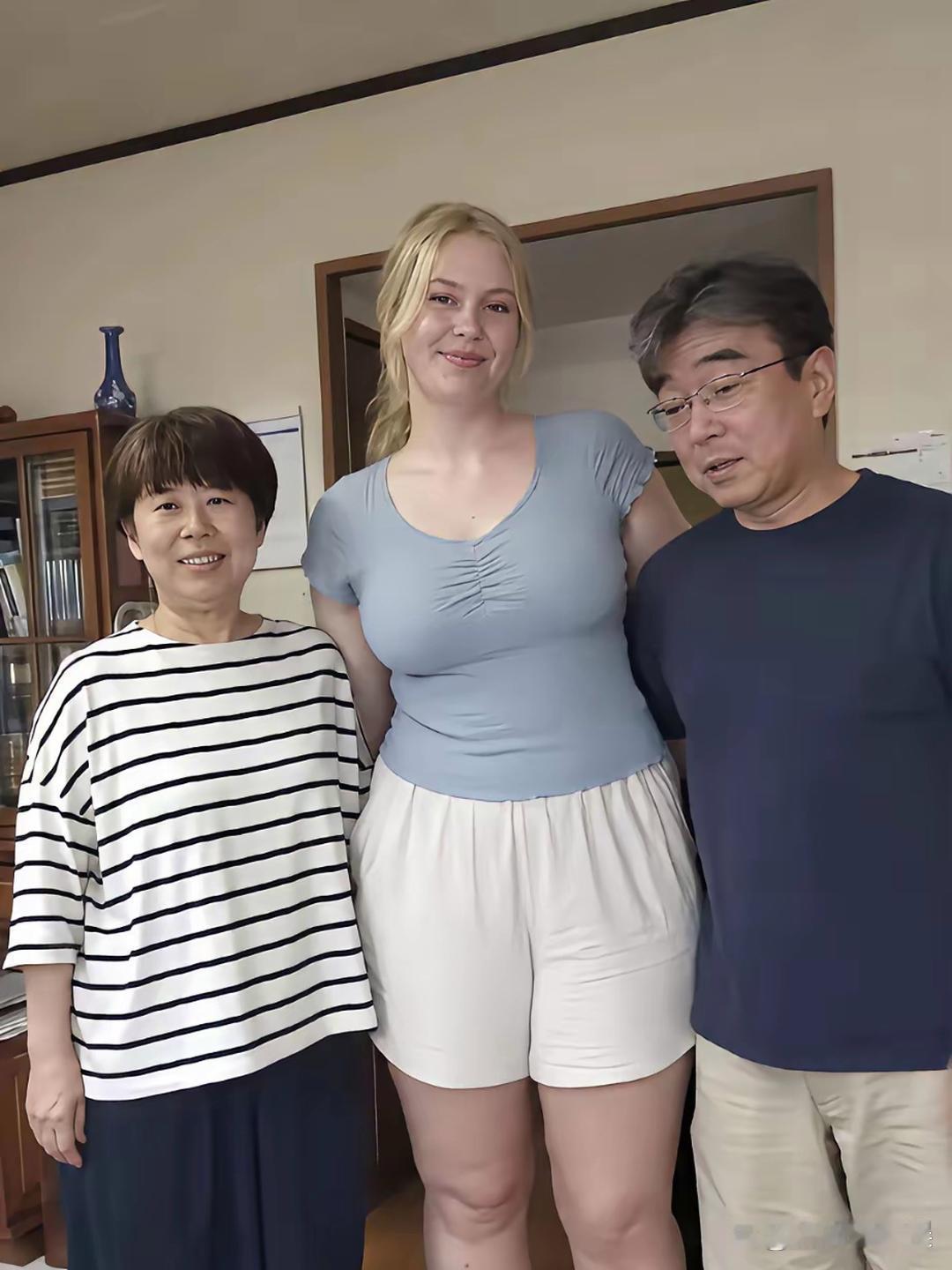美国女生在日本家庭生活，一对比就能看出来，骨架和肤色差别真的很直观！​​​
