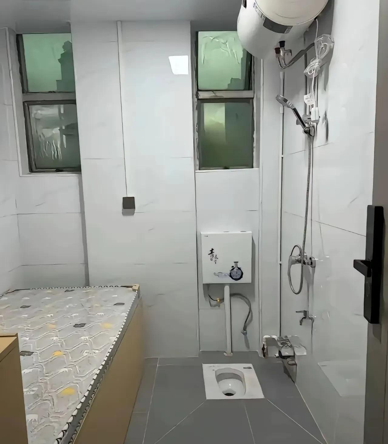 这样的房间能住人吗？床和洗手间在一起，难道味道不大吗？如果是你的话，你觉得能住下