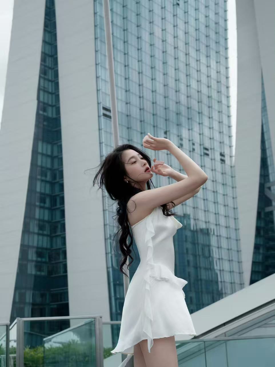 关晓彤纯白茉莉关晓彤黄色挂脖裙哇！关晓彤今天好美啊！！！风也偏爱美女哇