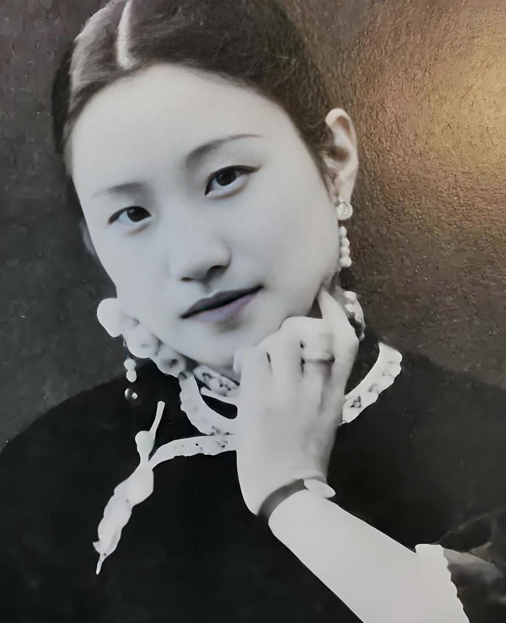 1956年，53岁的陆小曼因无人供养，陷入了穷困潦倒的地步。意外的是，陈毅竟然主