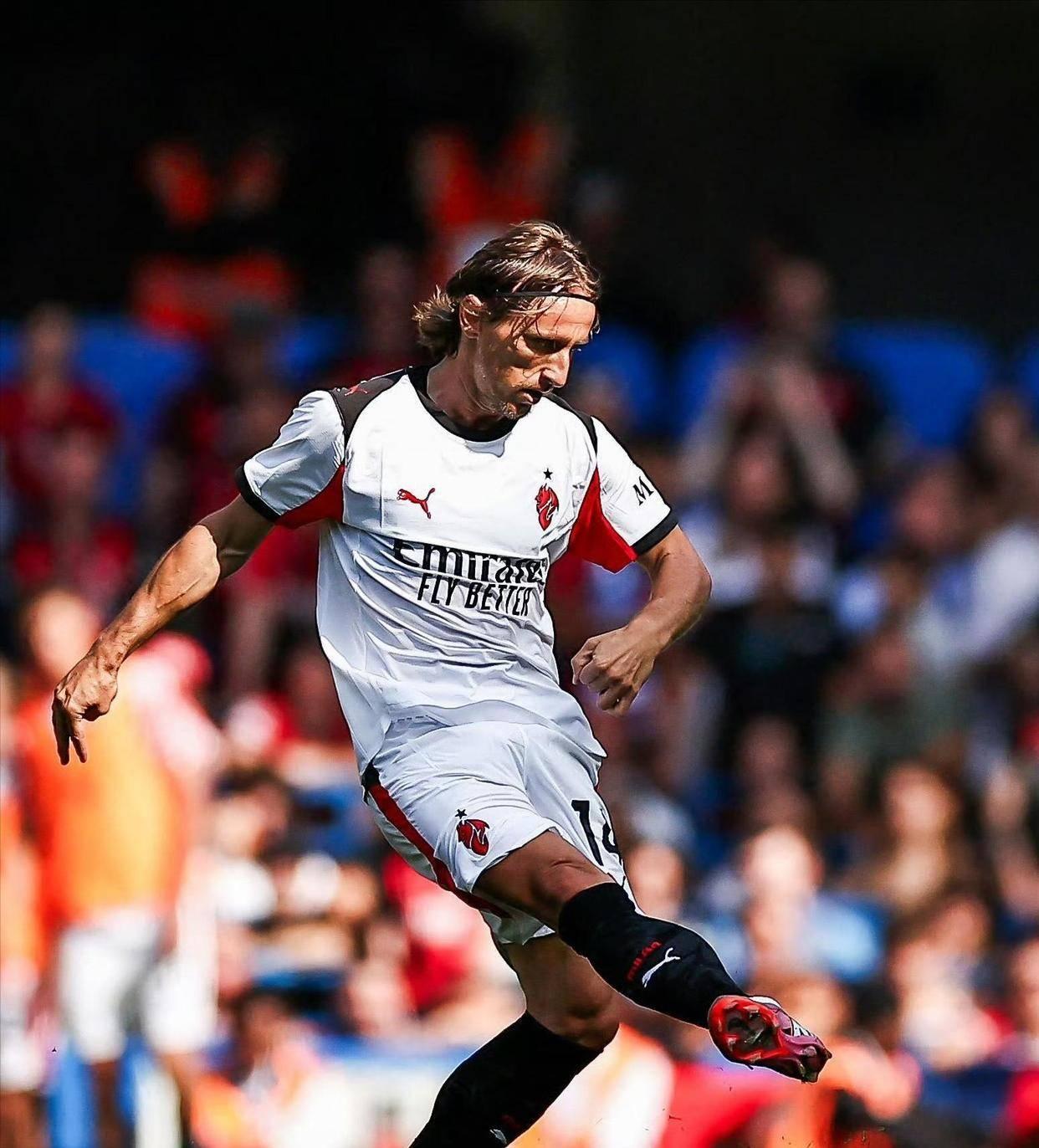 AC米兰本赛季被吹了多少个点球？被吹了8个点球，实际上是7个点球，有一个点球被