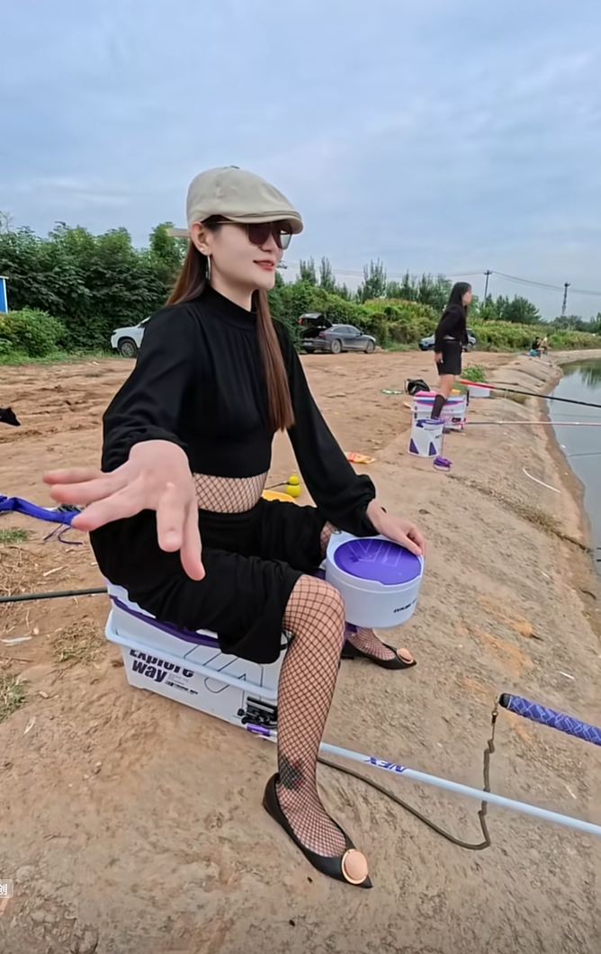 碰到了自带鱼护的女钓鱼