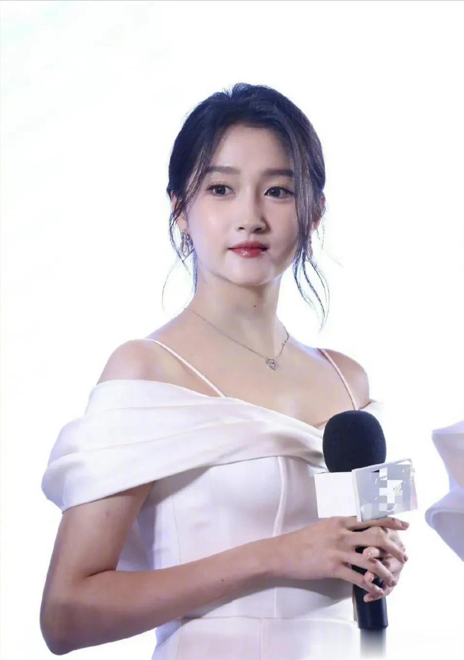 关晓彤感觉比以前圆润多了，以前很少女，现在更有韵味！关晓彤如果不控制饮食，也