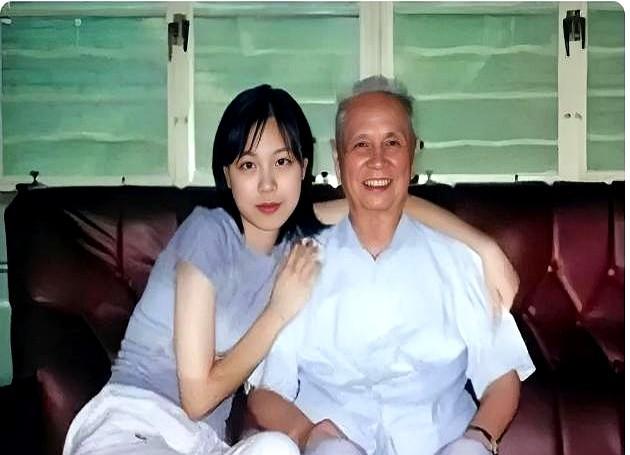 老照片里藏着下一代的底气。1999年的一张祖孙合影,孙女站得笔直,像从旧年画