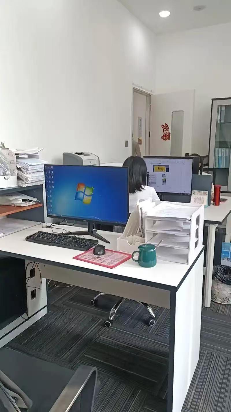 这就是单亲妈妈没人依靠的悲哀啊！同事和丈夫离婚了，独自一个人养娃。本来日子就过