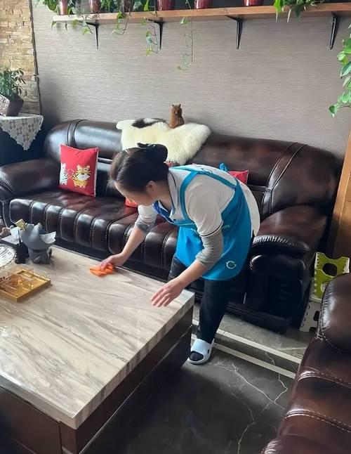 无奈的现实：城里高龄老人看似享福，实则大半辈子都在“养保姆”在城市里走访观