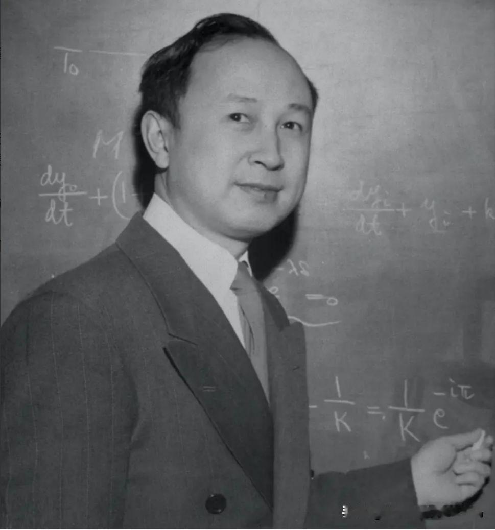 1956年，钱学森受邀给解放军高级将领讲课，提出：“我国应该组建火箭军”！周总理