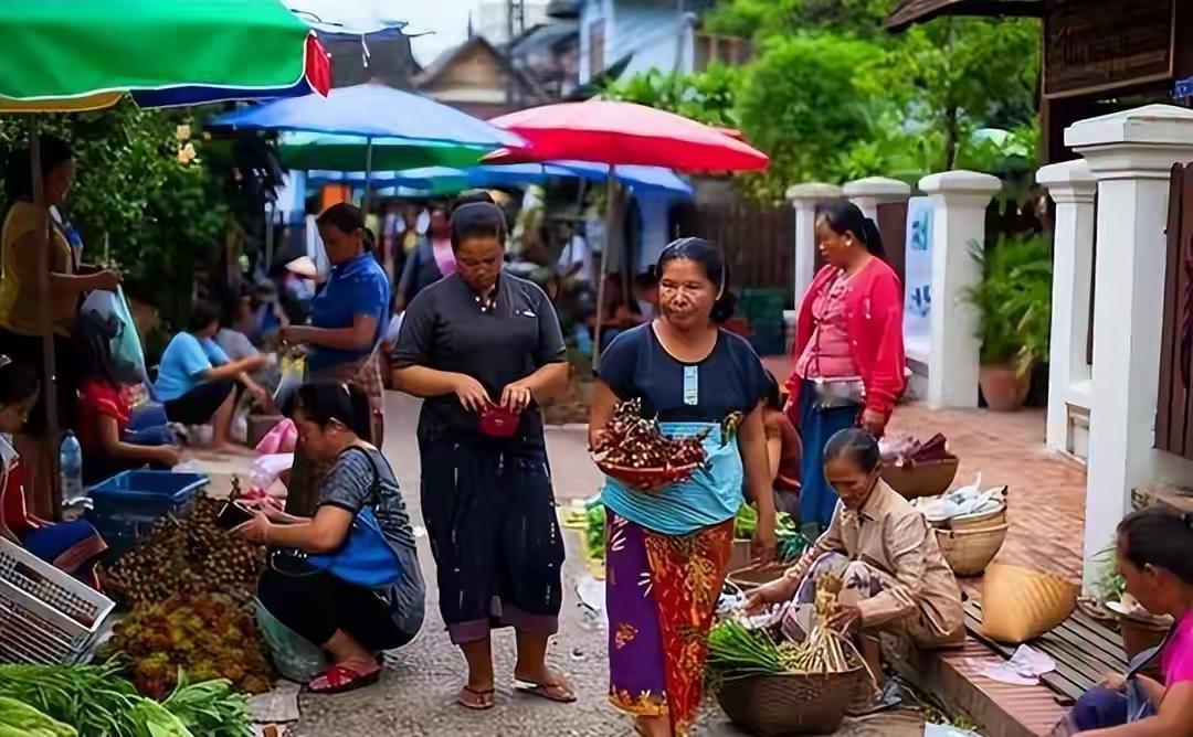 早上在万象一家粉摊吃粉，一碗只要7块钱。正埋头吸溜，老板娘突然用中文问我：“