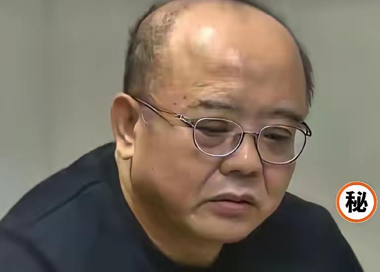 何立祥，成都市房管局原局长，一个自封的“成都股神”，他的生活标准很统一：30年以