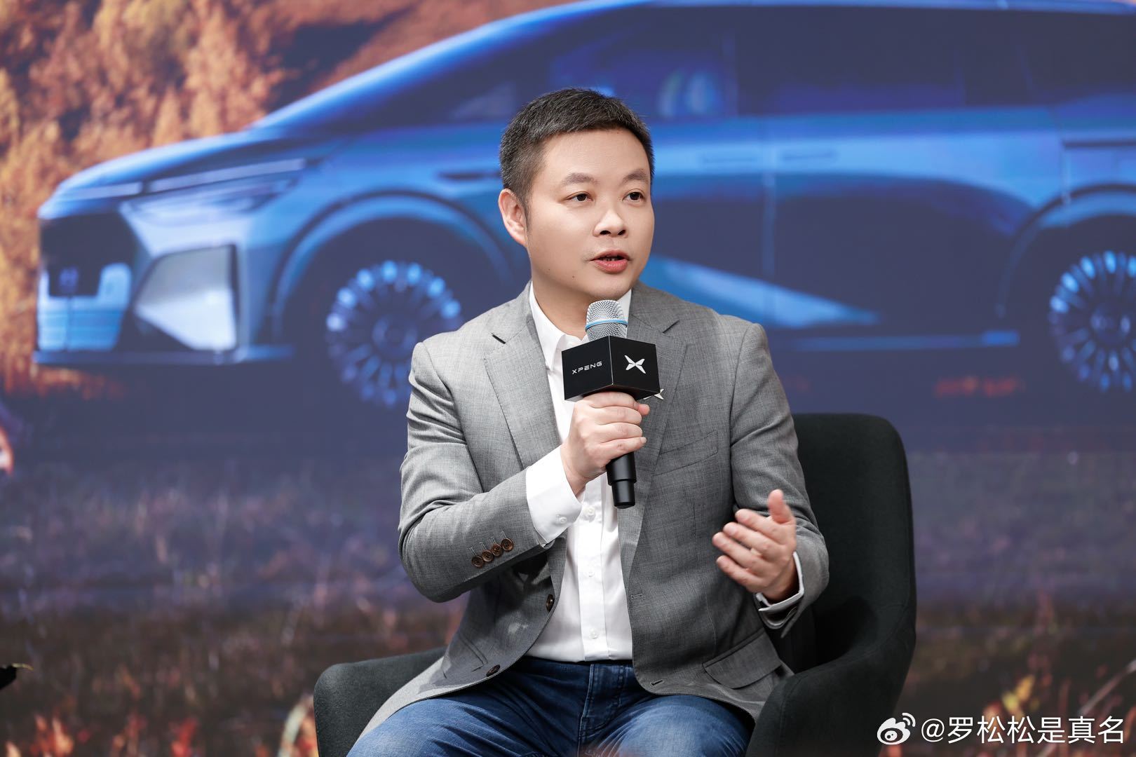 在被问到“怎么看待过去几个月增程车销量同比下滑的现象时”，何小鹏的回答是：“我不