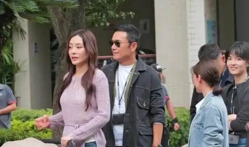 越老越有型的代表之一。[玫瑰][玫瑰][玫瑰]