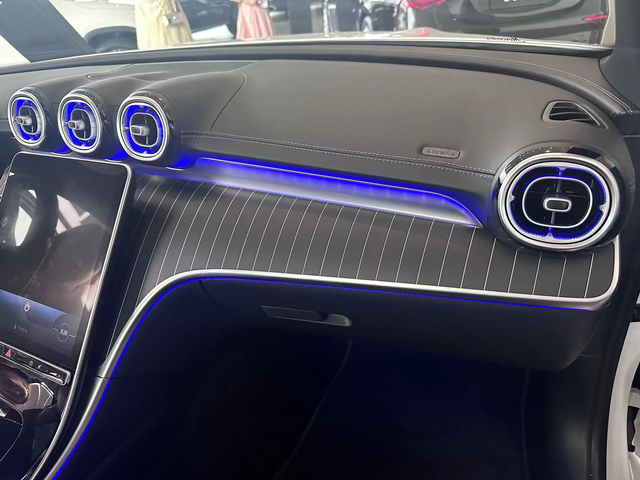 奔驰C260l这两个是什么差别？刚定车，看的是坚纹，出门没多久，销售就打电话来