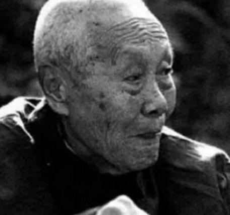 晚清时期，婉容把太监孙耀庭叫进闺房，命令他伺候自己冲澡，谁知，当她解开衣衫，孙耀