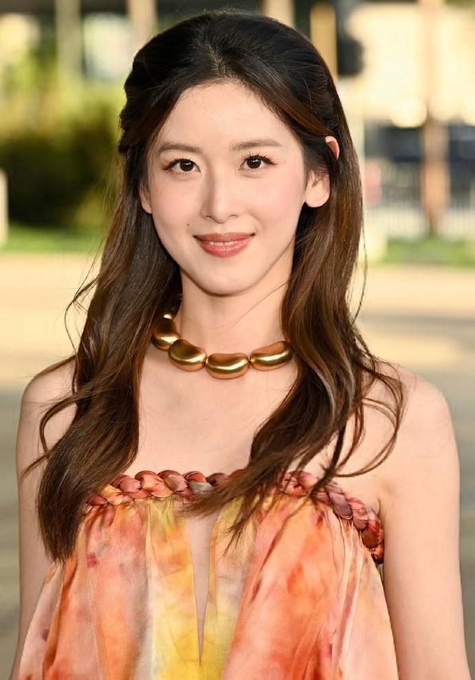 最近章泽天在出席时尚活动的时候搭配了一件彩色的裙子，看上去年轻又迷人。章泽天
