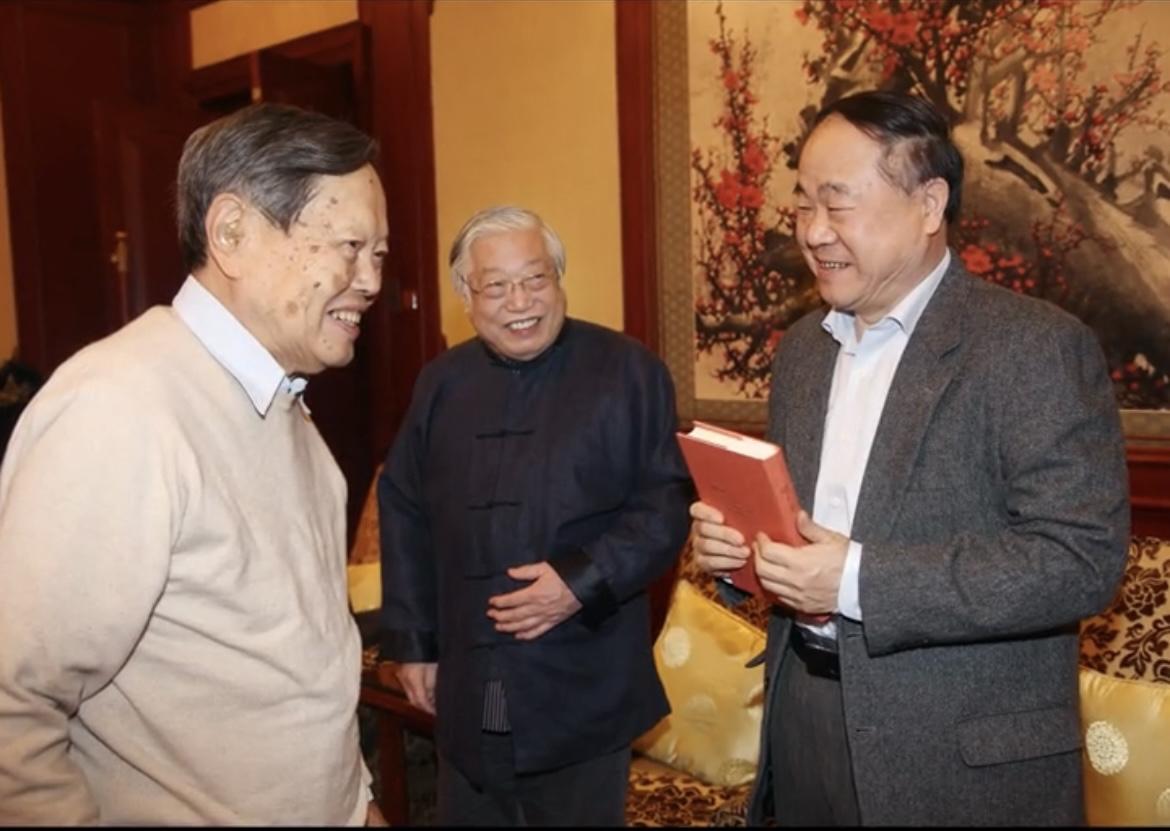 一个是物理界顶流,一个是文学界顶流,莫言和杨振宁先生曾有过四次见面,