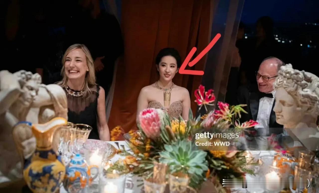 宝格丽钦点的女明星和走后门的女明星真的一点都不一样。刘亦菲在面对宝格丽高层的