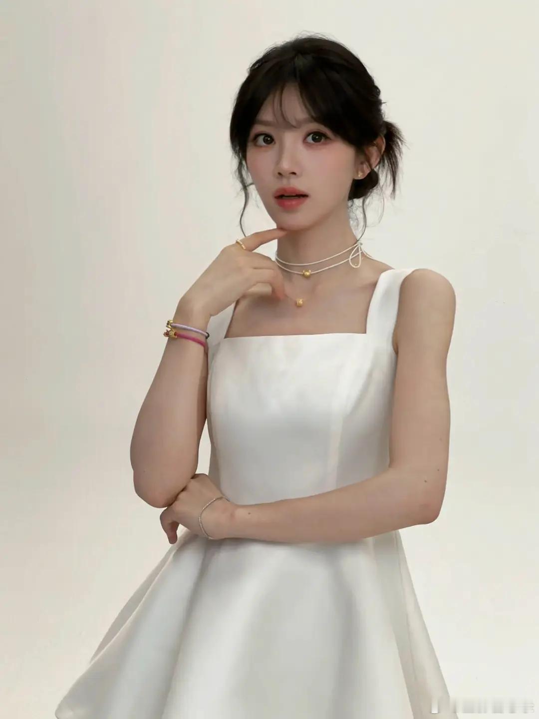 田曦薇太美了，脸好小