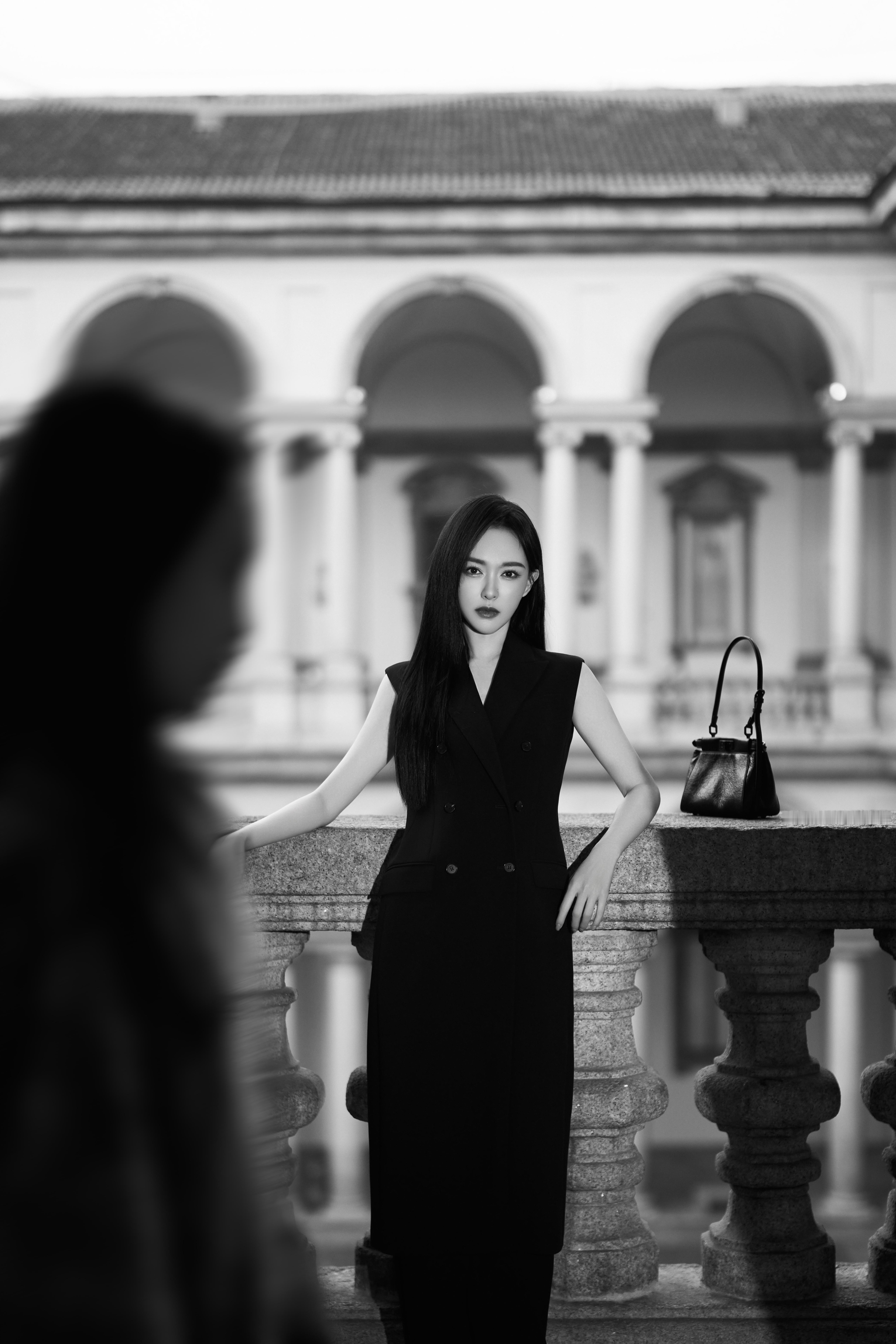 唐嫣📸去现场的路上，大片即成。