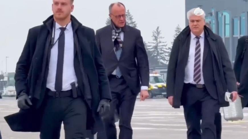 德国总理默茨已经启程来北京了！2月24日中午，德国总理默茨亮相飞机场，从曝光的