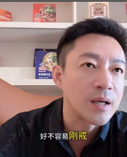 徐妈这几天又是媒体放料睡不着又是突袭直播室，要求汪小菲接电话等等举动，看来徐妈初
