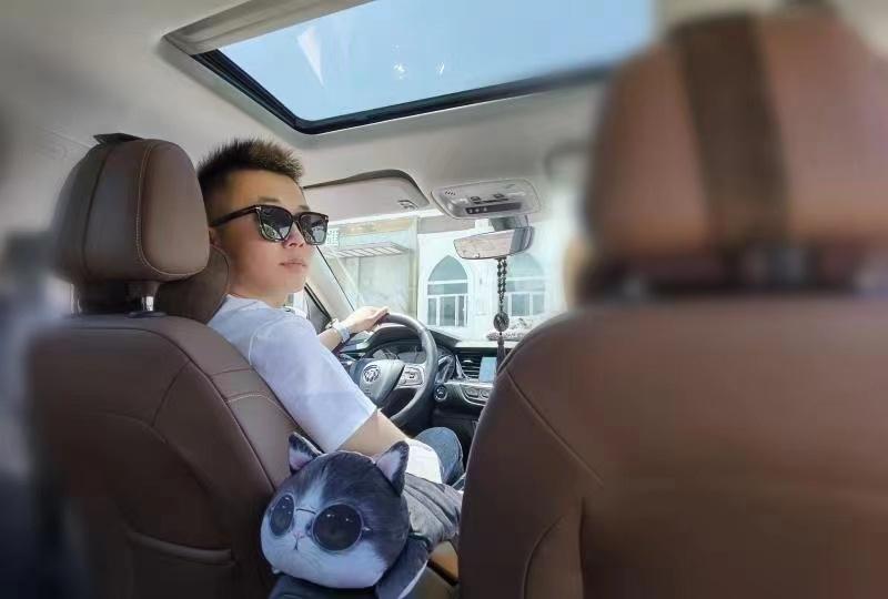 我家儿子生于1996年，属鼠，今年29岁，身高1.8米，体重160斤。眼看着身边