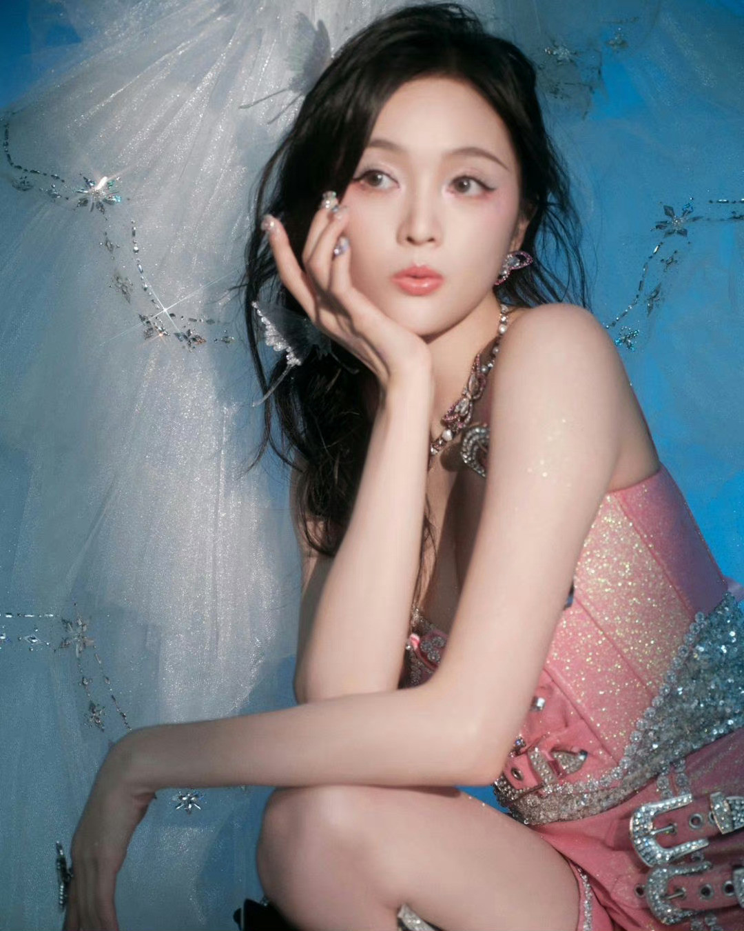 吴宣仪小姐姐自带甜美气质，粉色真的好适合她呢。吴宣仪