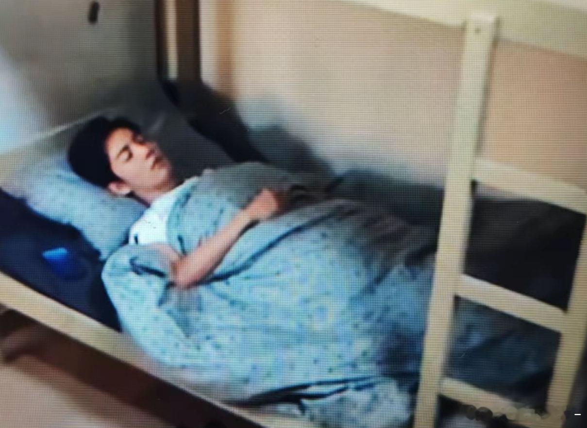 卧槽睡着了的顾魏亲一口不过分吧🤤🤲🏻