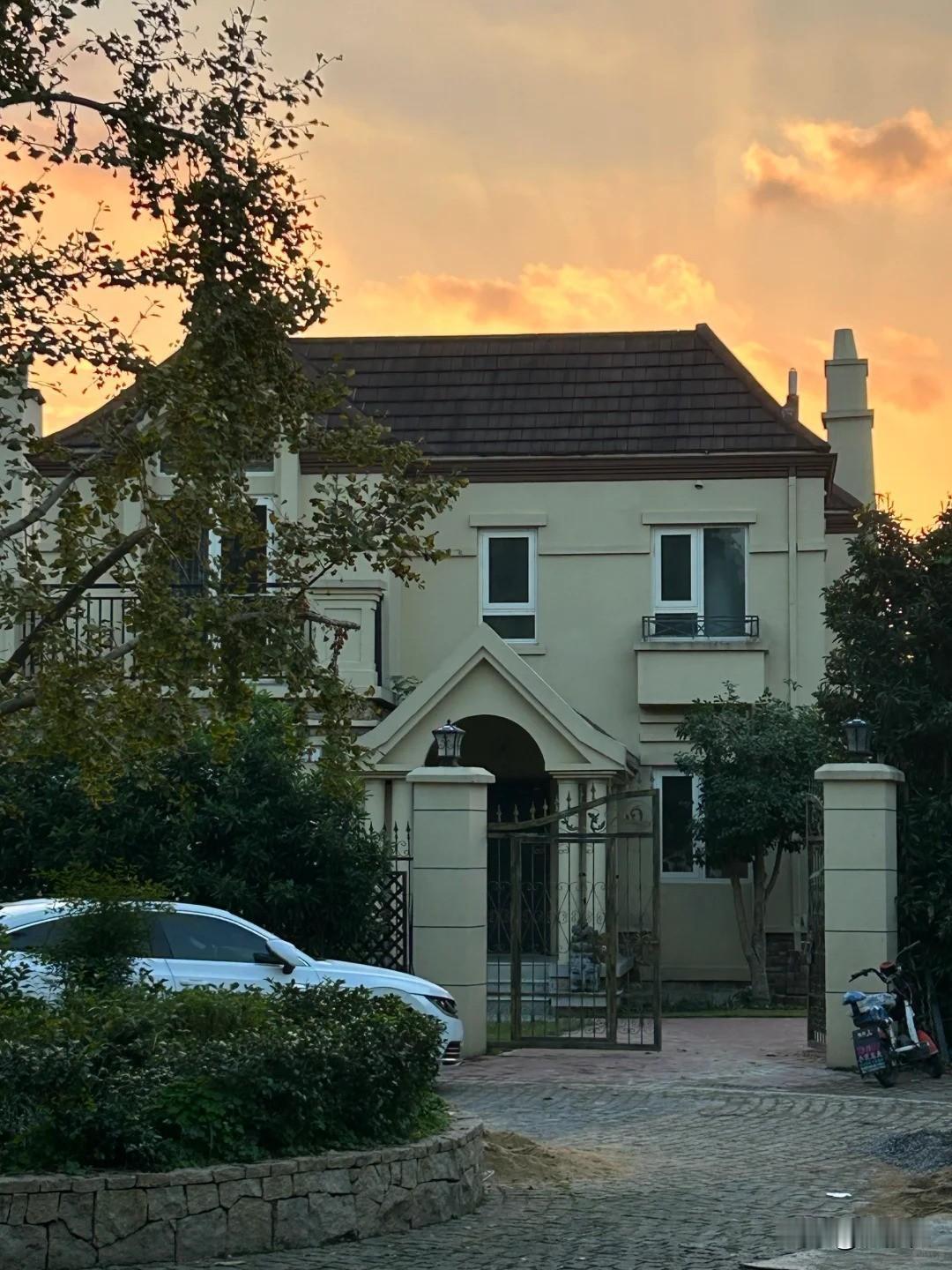 你绝对想不到，现在越来越多真正有钱的人，正悄悄搬离让人眼红的郊区大别墅，转头在市