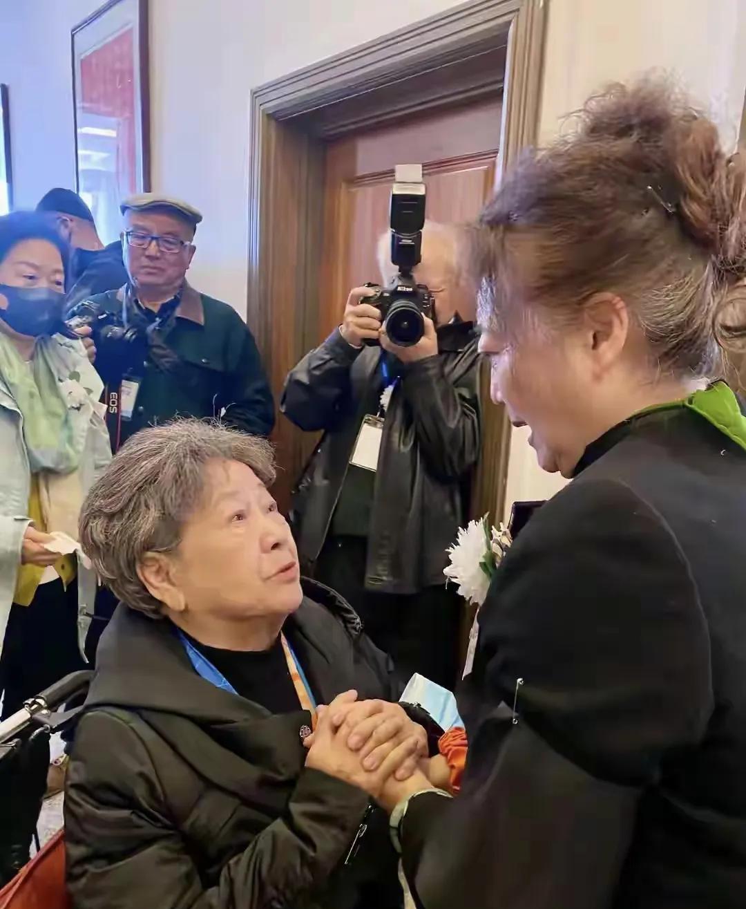 92岁的陶玉玲走了。她最后一次公开露面，是去年坐着轮椅去送别91岁的于洋。轮