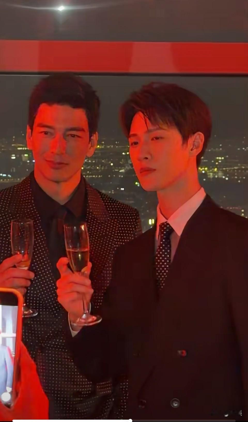 喜欢中式审美，打小就喜欢～李昀锐长相就是我的审美点～在不知道名字没看过作品的时候