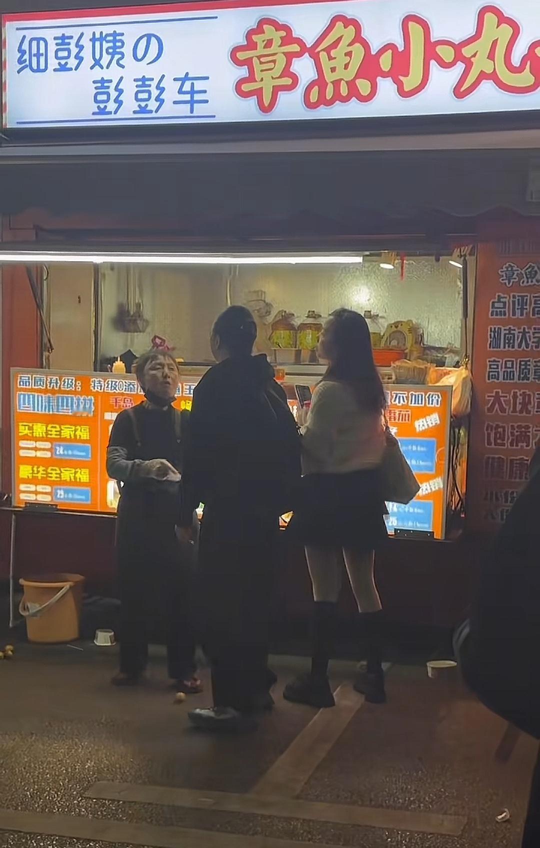 湖南长沙，两名女子大战老太太后续！老太太已经出院了，医生说是受惊吓+撞击导致了脑