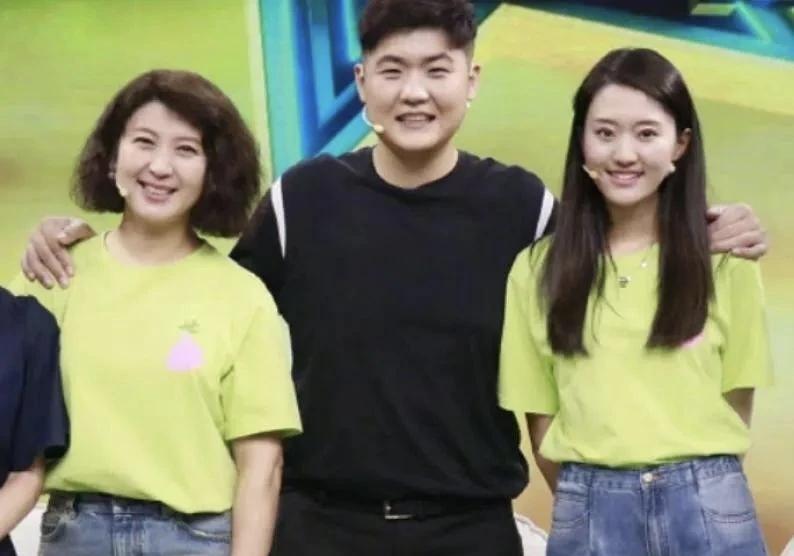 宋丹丹家双喜临门，儿媳王博谷直播一场卖了500万，俩孙子还都随了宋姓。这日子过