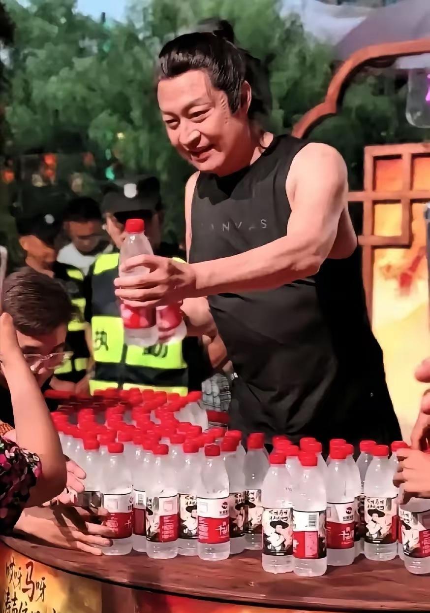马景涛：日薪1.8万这个景区挺有钱的马景涛也是很敬业了当然钱给的足够多打