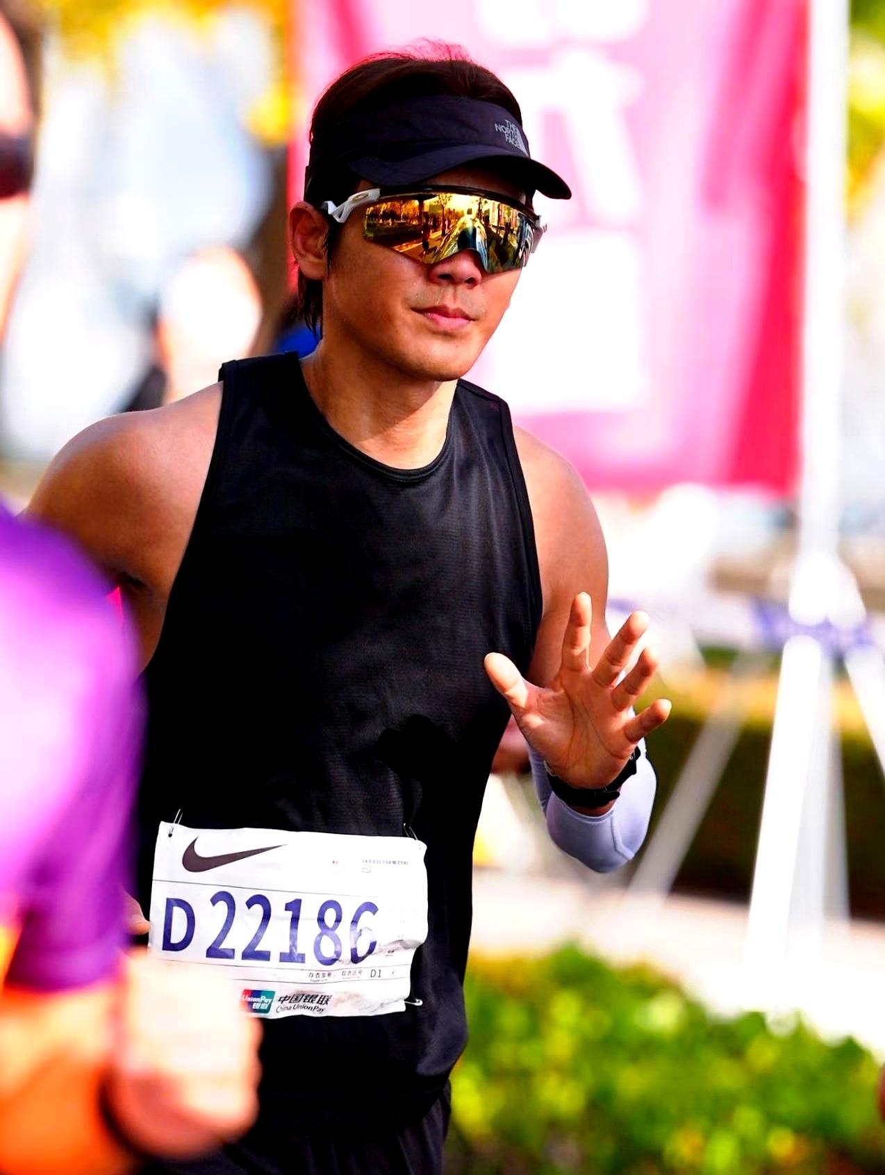 这状态看起来一点儿不像刚跑完的。何炅51岁还主持，我不意外，黄渤51岁还