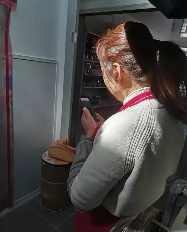 山东一女子考上大学，后妈不让上，舅舅给5万，9年后舅妈打电话：你舅舅治病需要40