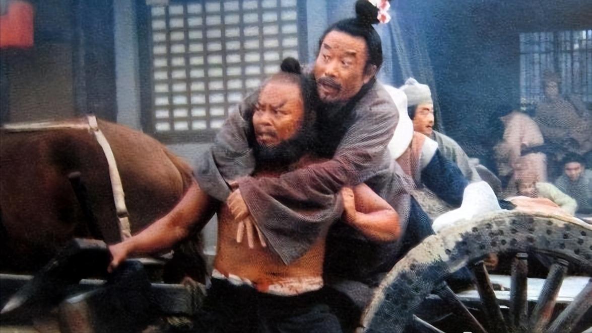 处决一个犯人是需要仪式的，尤其是在古代。宋江提了反诗，属谋逆，江州知府蔡九怕有