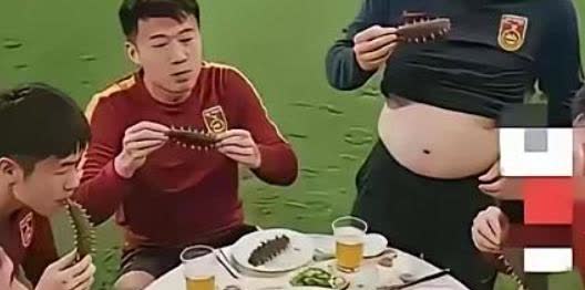 一句话成了压垮国足的最后一根稻草！“球员尊严不容冒犯，任何冒犯球员尊严的人，将受