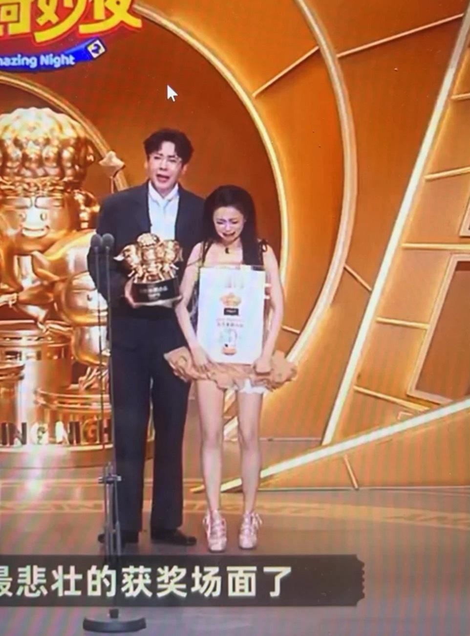 王男你的腿真的又细又长又直你知道吗？