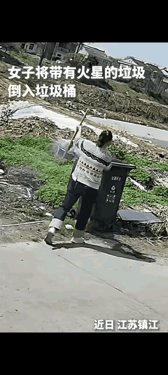 路人刚浇灭火星，她转头又倒一盆！4辆车瞬间成废铁，网友怒斥：救不了一世的侥幸！