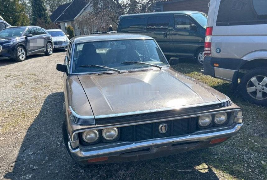 1974年的皇冠2600，这是手动挡后驱的，跑了36万公里，车身有些锈蚀了~看来