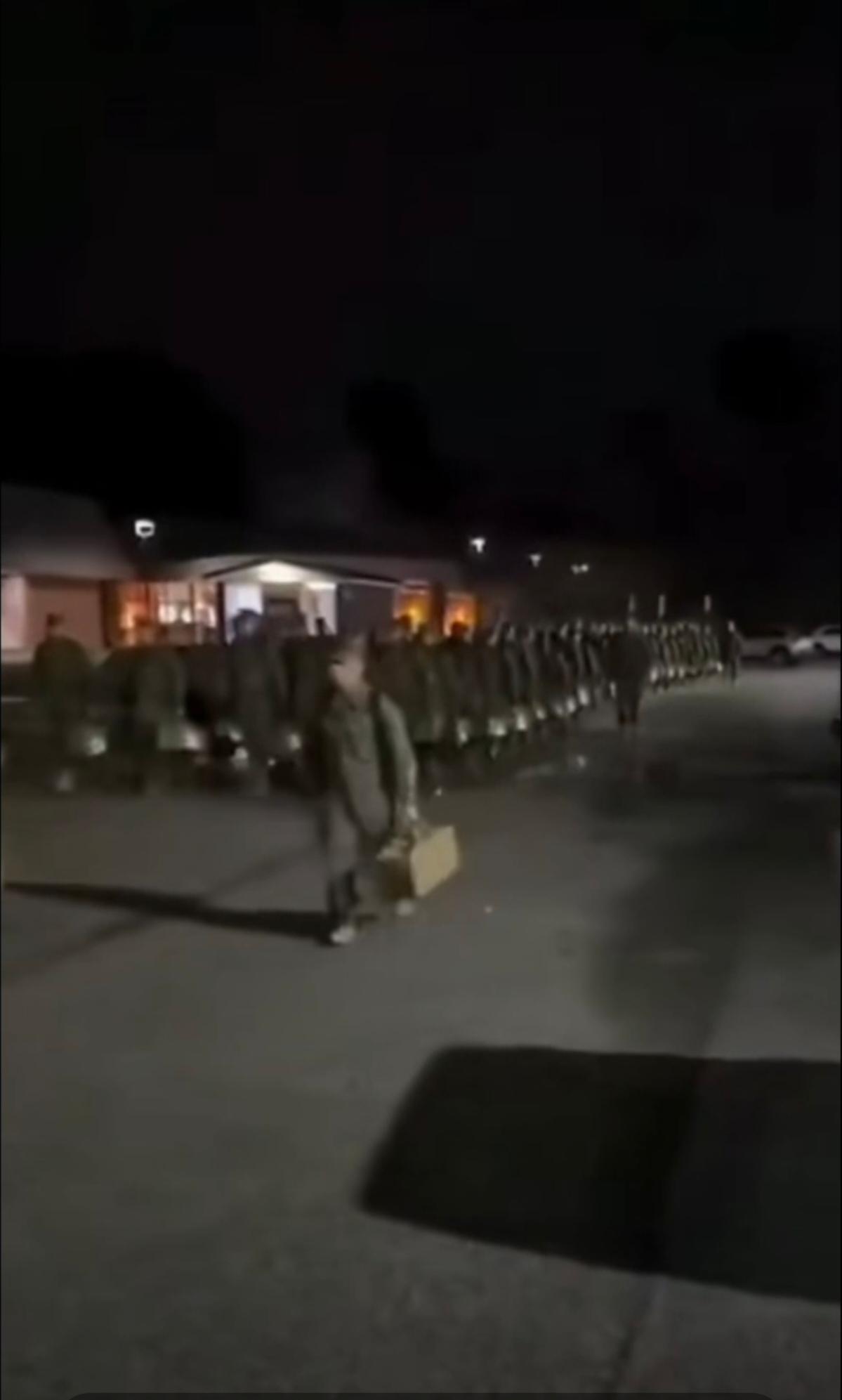 美国调整在中东的军事部署，远离伊朗的导弹！美军正从叙利亚东北部最大的卡斯拉克军