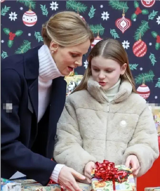 摩纳哥王室的圣诞树点灯仪式今年把全家福拍成了童话封面。阿尔贝亲王和夏琳王妃一人