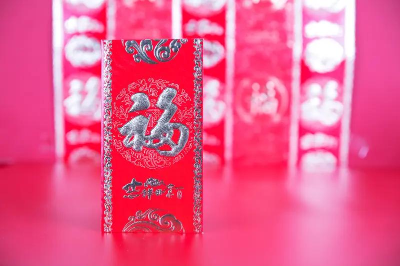 红包的意义。三哥在上班，三嫂有退休工资，并在儿子家带孙子。过新年了，侄媳给三哥和