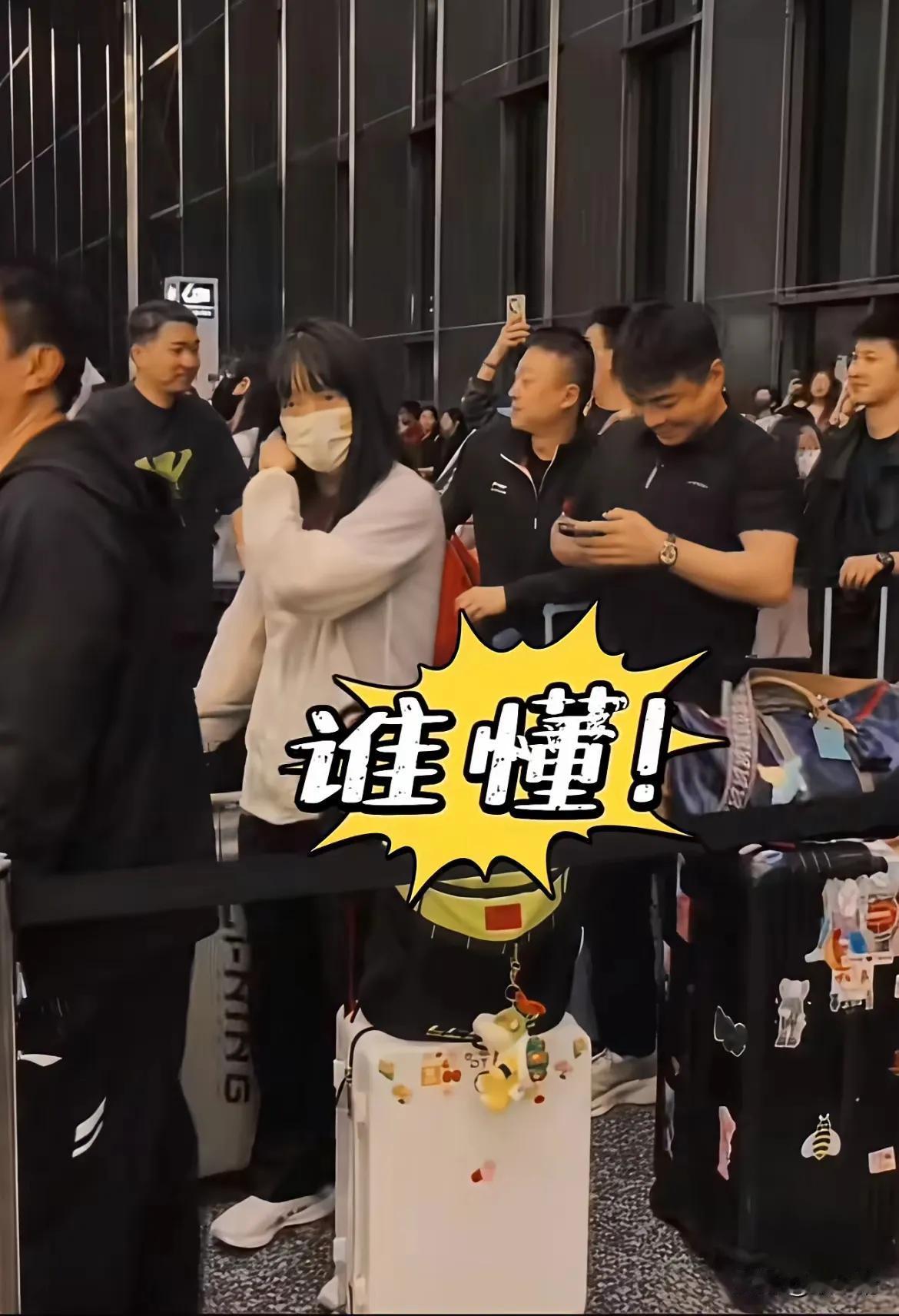 今天新鲜的王皓！大家瞧瞧，继昨晚大头击败雨果，夺得男单金牌后，王皓就咧着嘴大笑