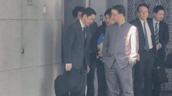 此次会谈中“中方出现了极为罕见的举动”。日本朝日电视台中国分社社长富坂范明分析说