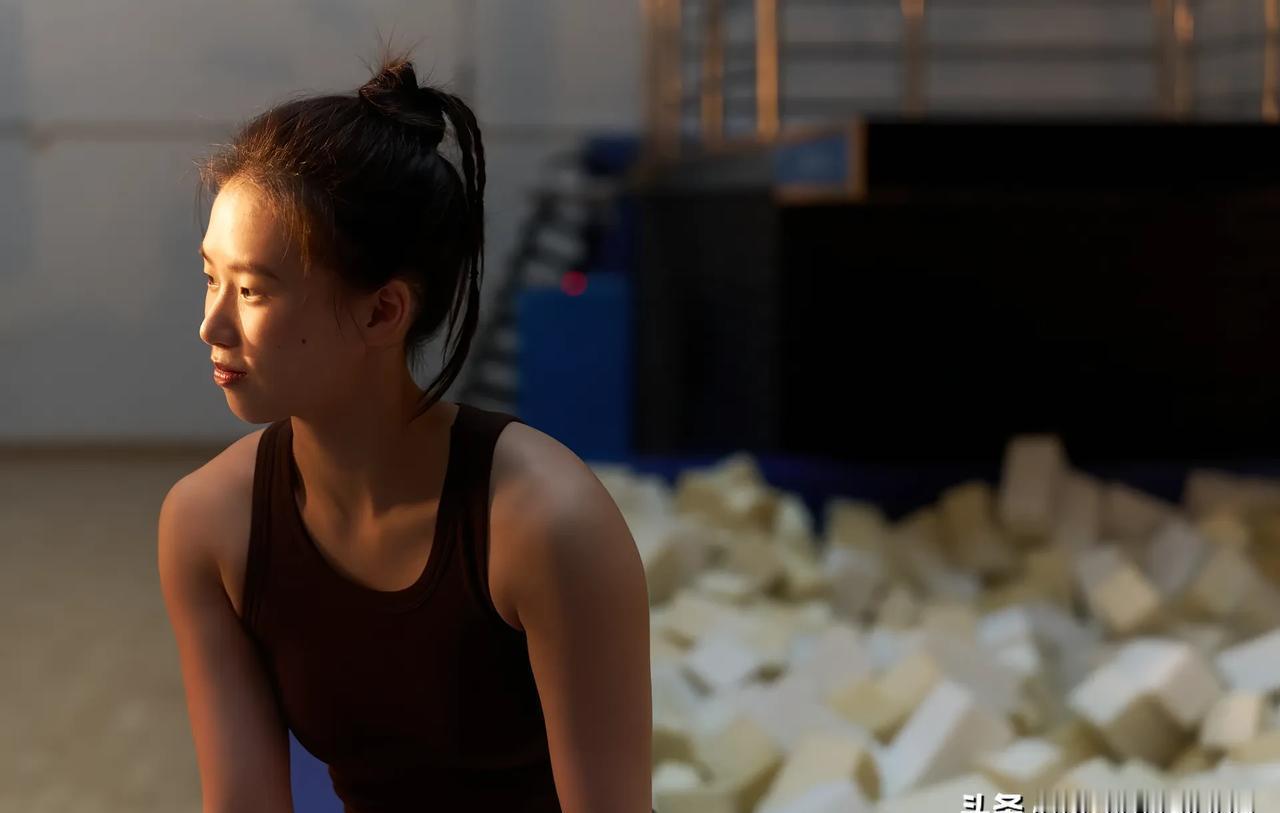 奥运冠军陈芋汐，一张训练照引爆全网。这哪是简单的打卡，分明是宣告王者归来！别