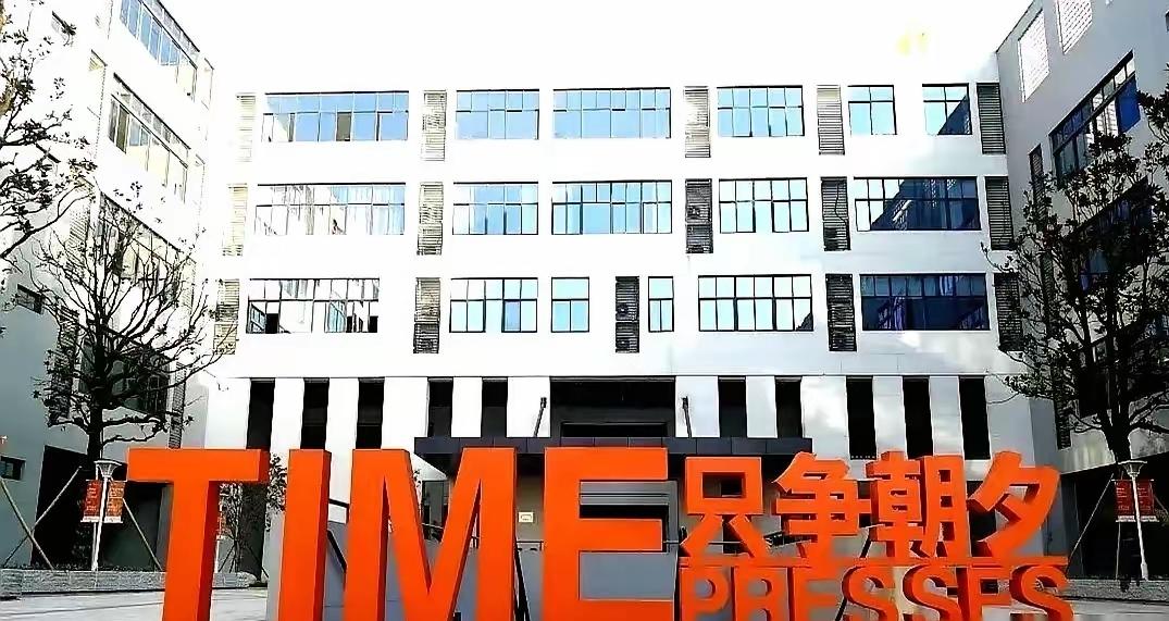 凌晨时分，700多名高中生在睡梦中被突然叫醒，就听到学校倒闭的消息。长沙这所民办