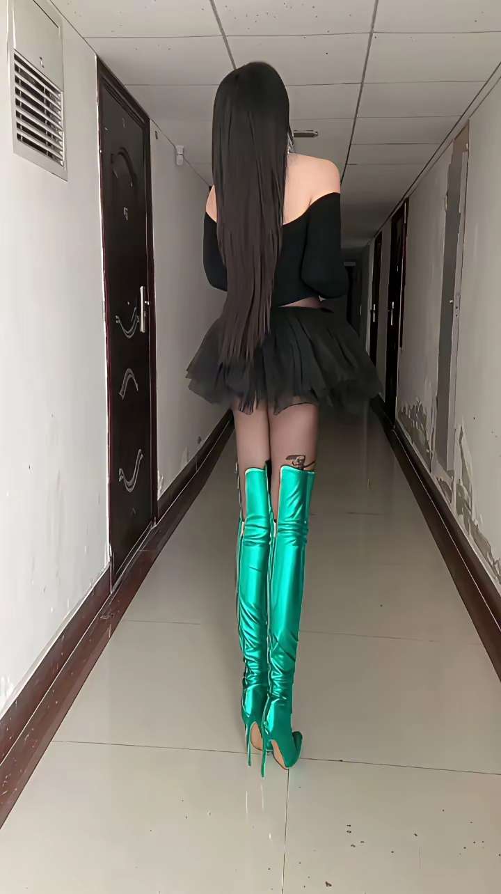 我妈妈说我这样不三不四，都站两个小时了还不让我进门