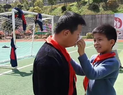 “暖心！”江西一男孩因为智力障碍和语言障碍，11岁才上一年级，没想到开学时老师对